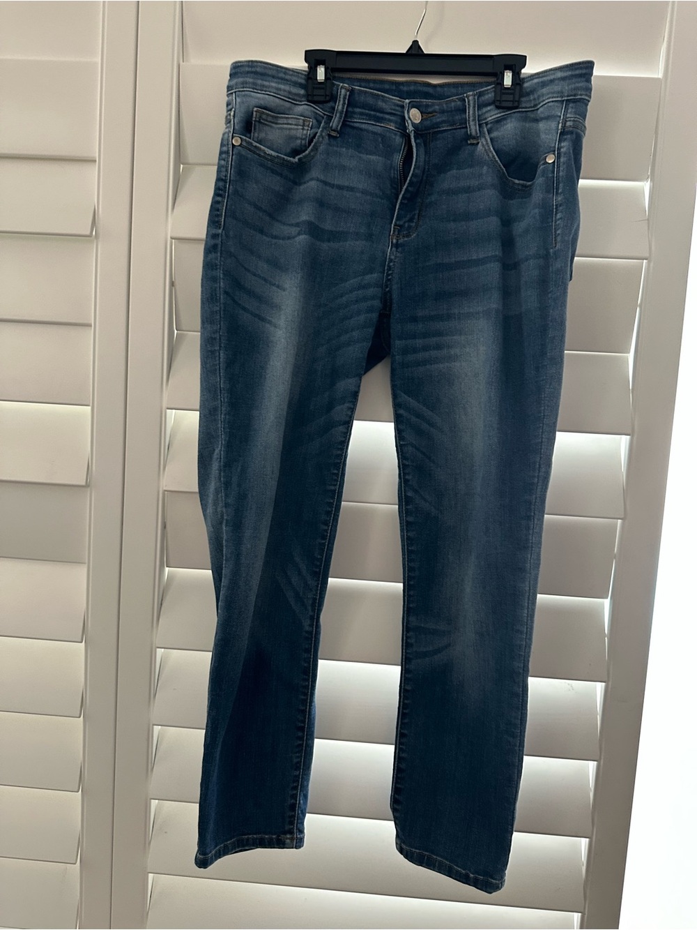 Pre-Loved Judy Blue Medium-Dark Blue Straight Leg Jeans Size 13/31